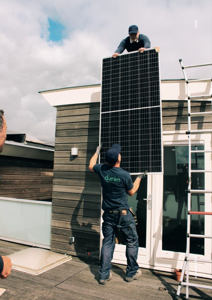 Denim Zonnepanelen worden geinstalleerd